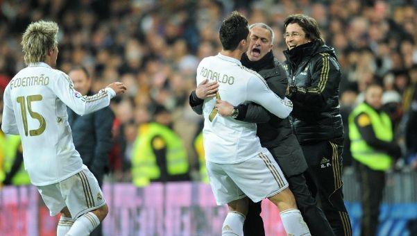 袁甲：成都个别球迷对阿奇姆彭种族歧视的行为必须严惩（袁甲：须严惩成都个别球迷对阿奇姆彭的种族歧视行为）