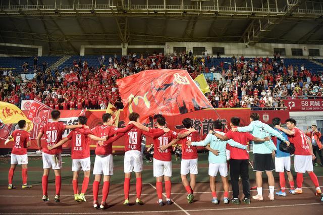 TA：阿森纳后卫本·怀特腿筋受伤，预计将休战至少一个月（据TA报道，阿森纳后卫本·怀特腿筋受伤，预计至少缺阵一个月）