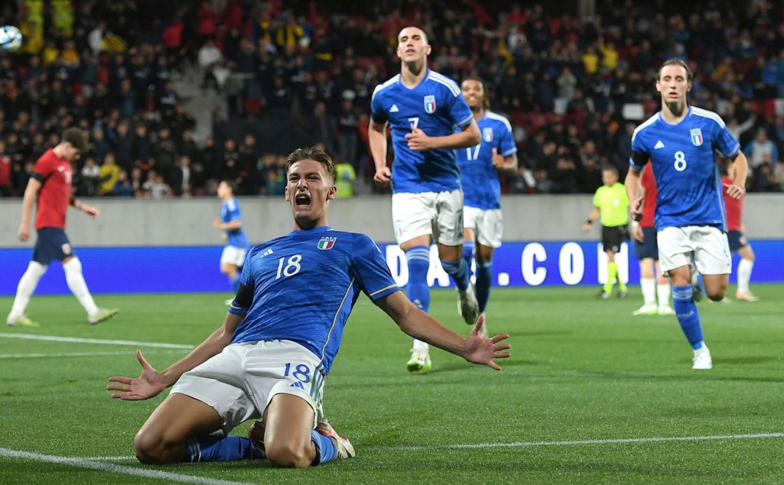 国乒8比1横扫日本队实现三连冠，林诗栋2-1胜张本智和哽咽致谢（国乒8-1大胜日本豪取三连冠，林诗栋2-1力克张本智和赛后哽咽致谢）