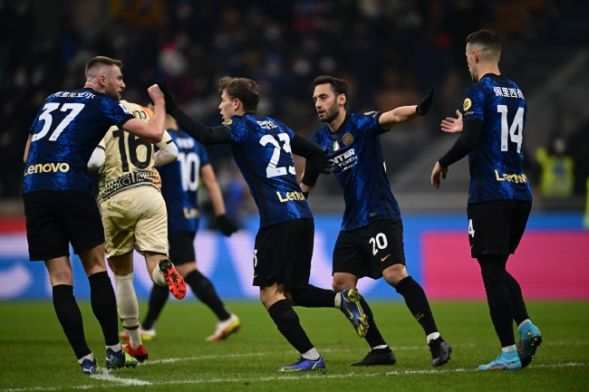 梅西荣膺美职联年度MVP，成北美体坛连续获奖伟大球员（梅西加冕美职联年度MVP，成为北美体坛连夺大奖的传奇球员）