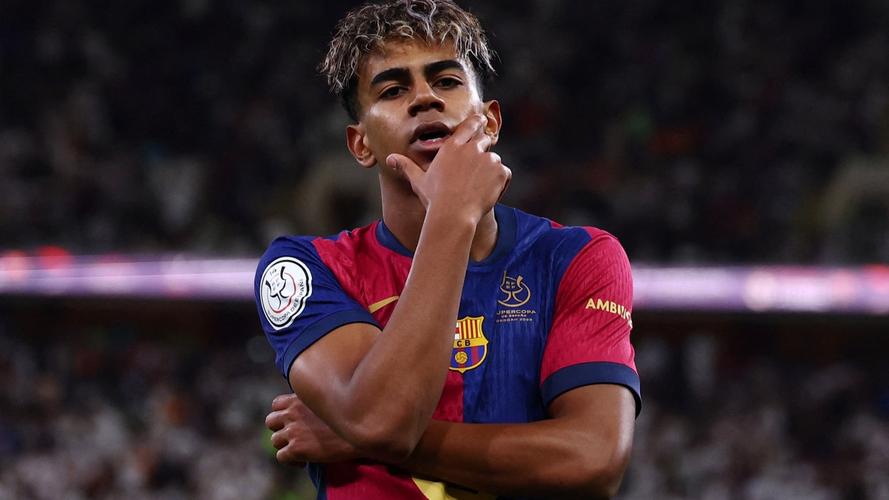 太阳报：麦克托米奈领意甲最佳球员奖，被女友透视着装抢风头（太阳报：麦克托米奈加冕意甲最佳，女友透视穿搭抢尽风头）