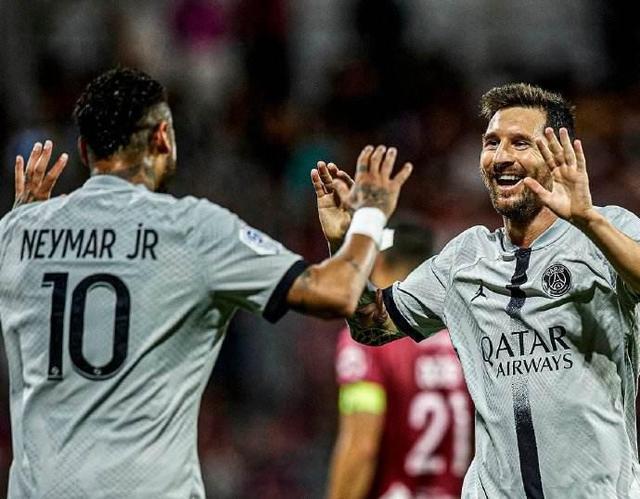 这队传球流畅得像跳舞（这队传球如舞步般丝滑）