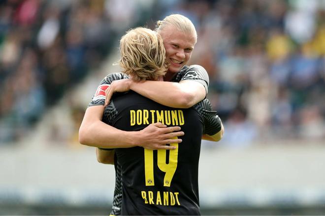 日本队以2-0击败加纳队，堂安律远射破门，阿布受伤离场，日本队近10场全胜，展现强大实力。