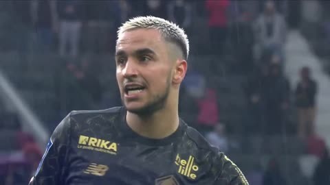 贴脸开大！祖巴茨罚球时，老鹰主场球迷高喊“保罗在哪里？”（祖巴茨走上罚球线，老鹰主场齐声高喊：“保罗在哪？”）