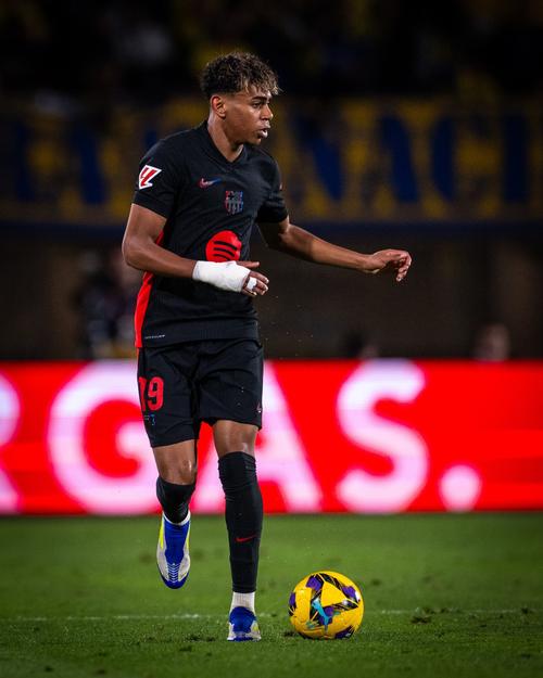 齐达内晒和樊振东打球照片，足球界与乒乓球界梦幻联动，网友：好帅！（齐达内晒与樊振东打球合照：足坛携手国乒上演梦幻联动，网友直呼太帅）