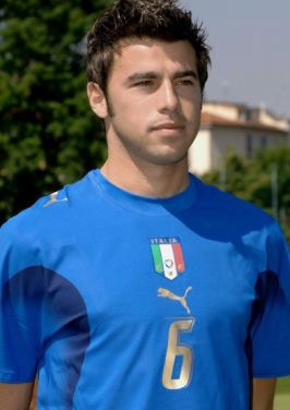 跟队记者：阿莱格里明确要求冬窗买前锋；米兰没考虑齐尔克泽（随队记者：阿莱格里要求冬窗引进前锋，米兰暂未考虑齐尔克泽）