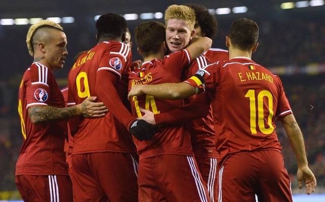 女生打高尔夫打中野鸭，鸭在湖中走，高尔夫从天上来（女子打高尔夫误中野鸭，鸭子湖中漫步，球从天而降）