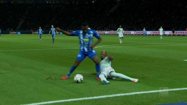 曼联后防频现漏洞遭球迷质疑（曼联防线屡现破绽，惹球迷不满）