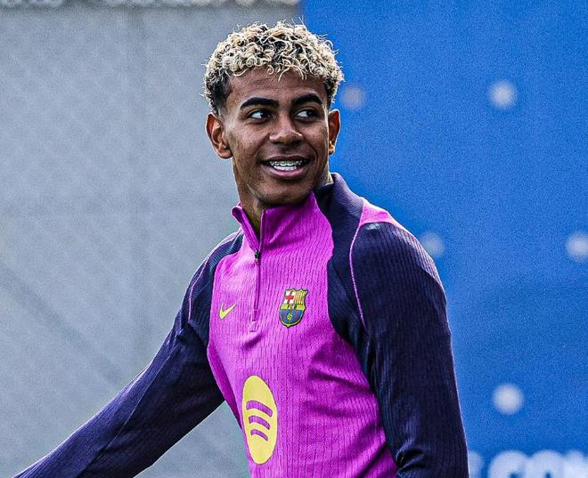 足球国足球迷自发制作横幅，为球队打气