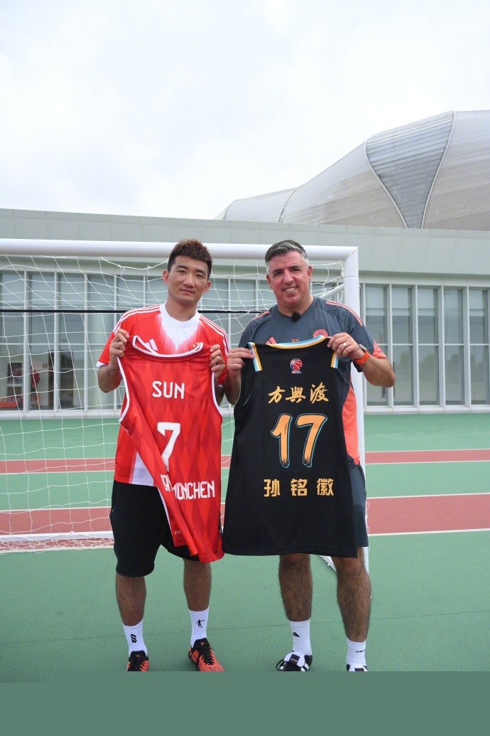 英媒：曼城将在冬窗卖掉萨维尼奥等三人，筹措资金追逐沃顿（英媒：曼城将于冬窗出售萨维尼奥等三将，为引进沃顿筹资）