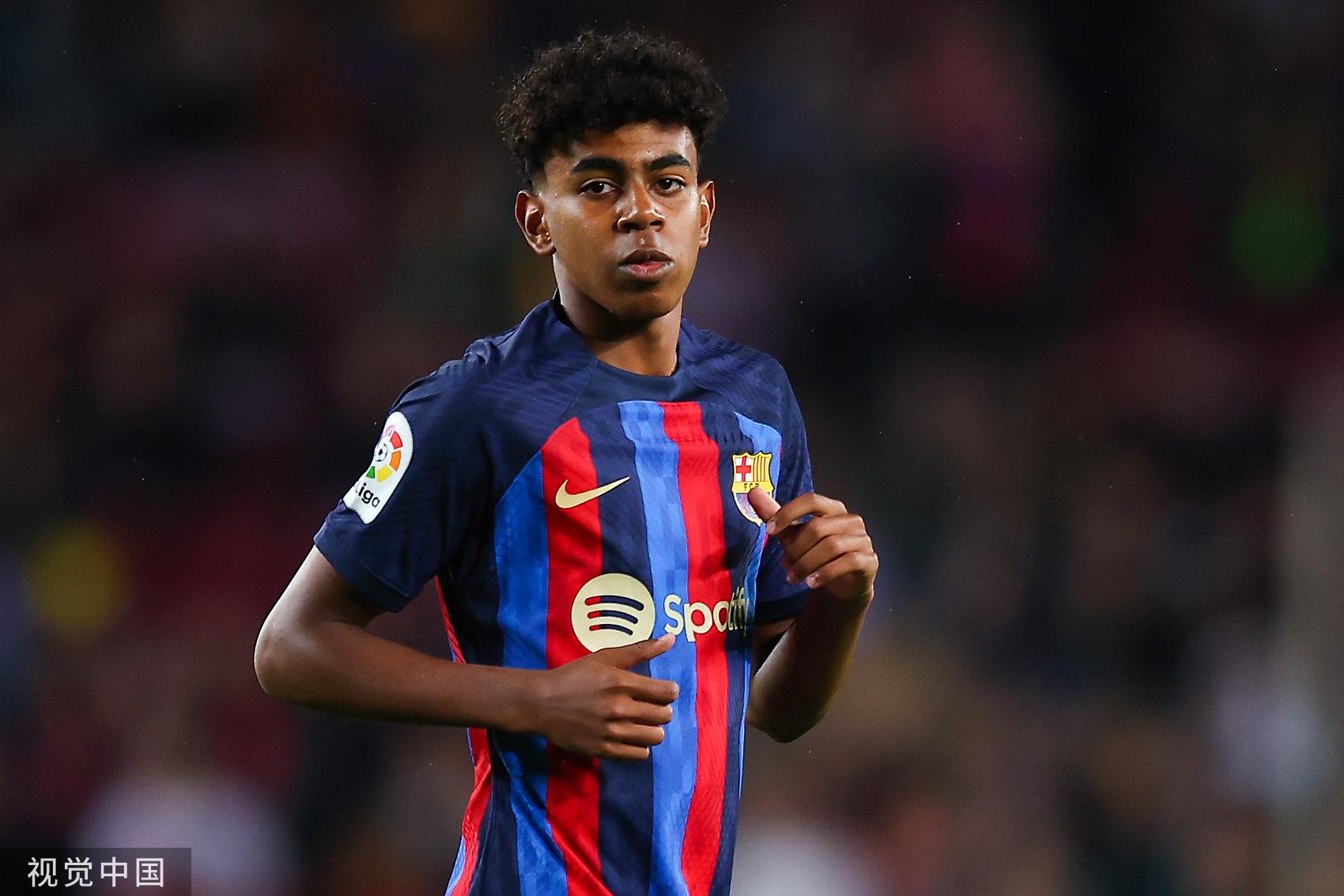 曼联英超赛场精彩抢断反击（曼联在英超上演精彩抢断与反击）