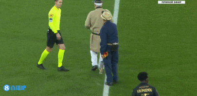 气坏了！沈梓捷补防被吹犯规抱怨绕场 犯满离场