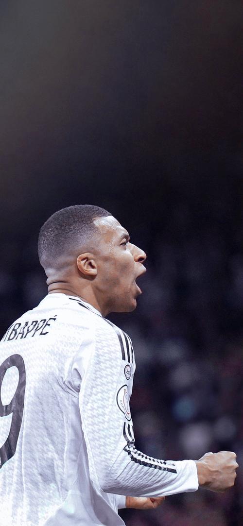 媒体人：阿奇姆彭很职业、不惹事，配得上在中超挣得每一分钱（媒体人称阿奇姆彭职业自律、不惹事，在中超的每一分收入都物有所值）